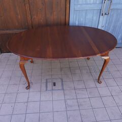 IDC OTSUKA(大塚家具)取り扱いの人気ブランドETHAN ALLEN(イーセンアーレン)社の来客時にも活躍するチェリー材 伸長式ダイニングテーブル。アンティーク調の猫脚エクステンションテーブルCJ312