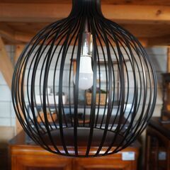 照明器具メーカー 遠藤照明のERP7454B ペンダントランプです。黒のワイヤーシェードからこぼれる光がモダンな印象の天井照明。インダストリアルスタイルや和の空間にもオススメです。 CJ315