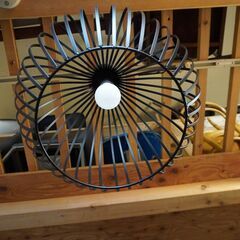 照明器具メーカー 遠藤照明のERP7454B ペンダントランプです。黒のワイヤーシェードからこぼれる光がモダンな印象の天井照明。インダストリアルスタイルや和の空間にもオススメです。 CJ315