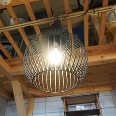 照明器具メーカー 遠藤照明のERP7454B ペンダントランプです。黒のワイヤーシェードからこぼれる光がモダンな印象の天井照明。インダストリアルスタイルや和の空間にもオススメです。 CJ315