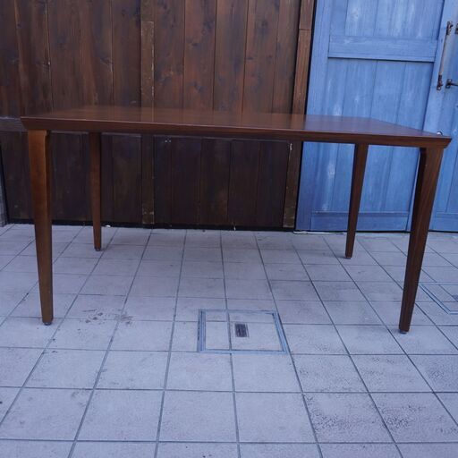 IDC OTSUKA(大塚家具)にて取り扱われているブランドAKIMOKU(秋田木工)のウォールナット Ｎ-T005 ダイニングテーブル。落ち着いた色合いとナチュラルな質感のスタイリッシュな食卓です♪CJ319
