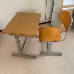 教室にある机と椅子