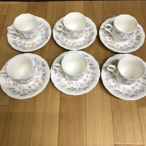 お花が散りばめられた可愛いコーヒーカップ　103