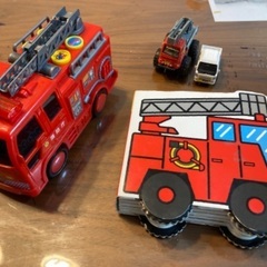 消防車のおもちゃとミキハウスの絵本、小さい乗り物２つ付き