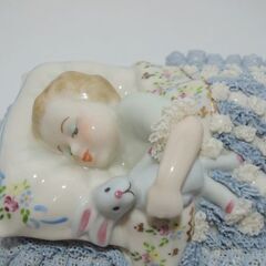 IRISH DRESDEN☆アイリッシュドレスデン うさぎのぬいぐるみと一緒に眠る赤ちゃん Sweet Dreamer 陶器人形