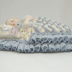 IRISH DRESDEN☆アイリッシュドレスデン うさぎのぬいぐるみと一緒に眠る赤ちゃん Sweet Dreamer 陶器人形