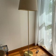 IKEA ランプ　スタンド　シェード　電球　真鍮　色　インテリア