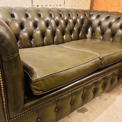 【売約済み】チェスターフィールド ソファ 2人掛け レザー グリーン 緑 ヴィンテージ アメリカ 本革 英国 2人 二人掛け 高級 総本革　チェスターフィールド ソファ 本革 アンティーク おしゃれ かっこいい 高級 革ソファ 2人 インテリア リビング 応接室 カフェ 鋲打ち 2人掛け総本革ソファ　検　ハロ　halo 3人掛け　3シーター　店舗　什器