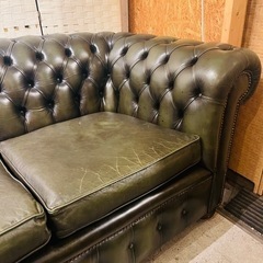 【売約済み】チェスターフィールド ソファ 2人掛け レザー グリーン 緑 ヴィンテージ アメリカ 本革 英国 2人 二人掛け 高級 総本革　チェスターフィールド ソファ 本革 アンティーク おしゃれ かっこいい 高級 革ソファ 2人 インテリア リビング 応接室 カフェ 鋲打ち 2人掛け総本革ソファ　検　ハロ　halo 3人掛け　3シーター　店舗　什器