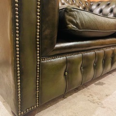 【売約済み】チェスターフィールド ソファ 2人掛け レザー グリーン 緑 ヴィンテージ アメリカ 本革 英国 2人 二人掛け 高級 総本革　チェスターフィールド ソファ 本革 アンティーク おしゃれ かっこいい 高級 革ソファ 2人 インテリア リビング 応接室 カフェ 鋲打ち 2人掛け総本革ソファ　検　ハロ　halo 3人掛け　3シーター　店舗　什器