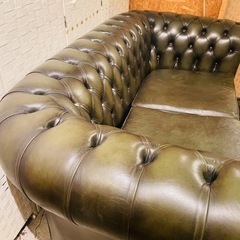【売約済み】チェスターフィールド ソファ 2人掛け レザー グリーン 緑 ヴィンテージ アメリカ 本革 英国 2人 二人掛け 高級 総本革　チェスターフィールド ソファ 本革 アンティーク おしゃれ かっこいい 高級 革ソファ 2人 インテリア リビング 応接室 カフェ 鋲打ち 2人掛け総本革ソファ　検　ハロ　halo 3人掛け　3シーター　店舗　什器
