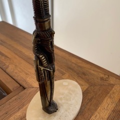 ファラオの置物　ゴールドカラー　大理石の台