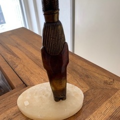 ファラオの置物　ゴールドカラー　大理石の台