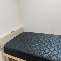 コンセント付きシングルベッドとマットレス