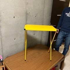 黄色テーブル