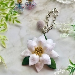 🌸つまみ細工のポインセチア　バッグチャームやストラップを作りませんか😊