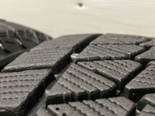 BS BLIZZAK DM-V2 225/60R17 17インチ スタッドレス 4本 2017年製 ジープ/コンパス/チェロキー フォレスター等 (TH676)クレジットカード QRコード決済可能 − 北海道