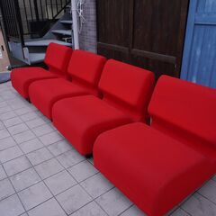 Herman Miller(ハーマンミラー)のモジュラーシーティングソファ4Pです。セパレートタイプになっており、お部屋に合わせて様々な組み合わせでレイアウトしていただけます♪CJ322