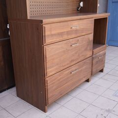 FLYMEe vert(フライミーヴェール)よりウォールナット材キッチンボードです。 前板のウォールナット無垢材がアクセントのレンジボード。ダイニングはもちろんリビングにも合わせやすいデザインです♪CJ323