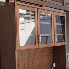 FLYMEe vert(フライミーヴェール)よりウォールナット材キッチンボードです。 前板のウォールナット無垢材がアクセントのレンジボード。ダイニングはもちろんリビングにも合わせやすいデザインです♪CJ323