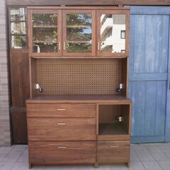 FLYMEe vert(フライミーヴェール)よりウォールナット材キッチンボードです。 前板のウォールナット無垢材がアクセントのレンジボード。ダイニングはもちろんリビングにも合わせやすいデザインです♪CJ323