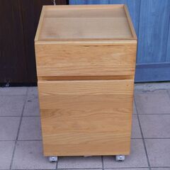 人気のMUJI(無印良品)のオーク無垢材 デスクキャビネット。シンプルでオシャレなデザインとナチュラルな質感がインテリアのアクセントになるサイドワゴン♪学習机や在宅ワークの事務机用の袖机に最適です！！CJ333