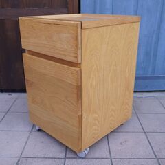 人気のMUJI(無印良品)のオーク無垢材 デスクキャビネット。シンプルでオシャレなデザインとナチュラルな質感がインテリアのアクセントになるサイドワゴン♪学習机や在宅ワークの事務机用の袖机に最適です！！CJ333