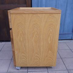 人気のMUJI(無印良品)のオーク無垢材 デスクキャビネット。シンプルでオシャレなデザインとナチュラルな質感がインテリアのアクセントになるサイドワゴン♪学習机や在宅ワークの事務机用の袖机に最適です！！CJ333