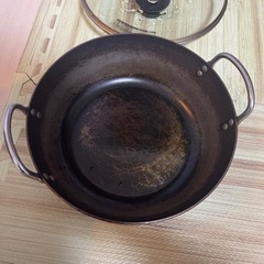 分厚い鉄鍋