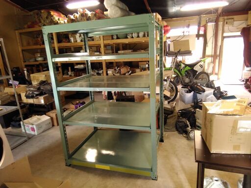 重工業用棚の寸法は、幅126cm、奥行き92cm、高さ182cmです。