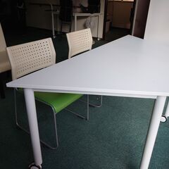 【値下げ】白いテーブル　２個つなげると大きな作業机になります。