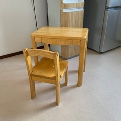 小さい木の机と椅子