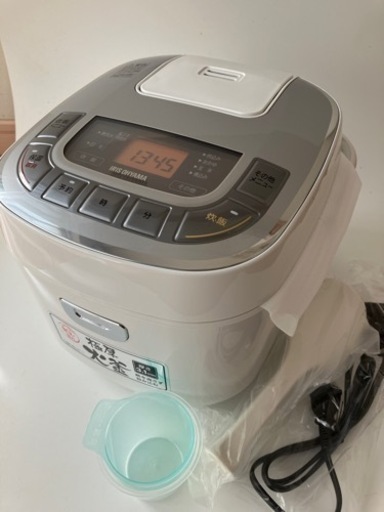 【新品未使用】炊飯器 5.5合炊きERC-MC50-W 2022年製　アイリスオーヤマ