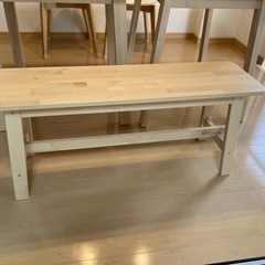 IKEAの机2つ、椅子2脚、ベンチ1脚、セット