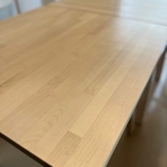 IKEAの机2つ、椅子2脚、ベンチ1脚、セット