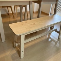 IKEAの机2つ、椅子2脚、ベンチ1脚、セット