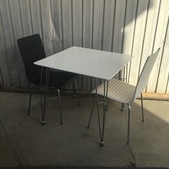 白いテーブルと白黒の椅子２脚