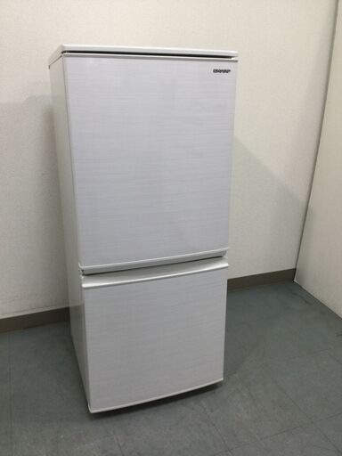 （8/20受渡済）JT5376【SHARP/シャープ 2ドア冷蔵庫】美品 2020年製 SJ-D14F-W 137L 家電 キッチン 冷蔵冷凍庫