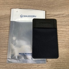 スマホの裏に貼ってSuicaとかいれるのです