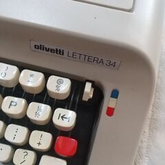 イタリアオリベッティ社製のレトロタイプライター（ハードケース付き）