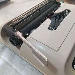 イタリアオリベッティ社製のレトロタイプライター（ハードケース付き）