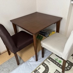 ダイニングテーブル、椅子二脚