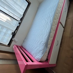 ピンクのベッド