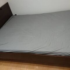 クイーンサイズ　ベッドフレーム　マットレス　IKEA