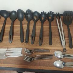 調理道具セットと食器セット(ナイフ、大フォーク、小フォーク、大さ...