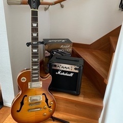 エレキギター、アンプ、ギタースタンドのセット