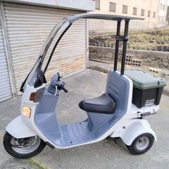 ホンダのジャイロキャノピー。綺麗な車体で調子良くセル一発始動。