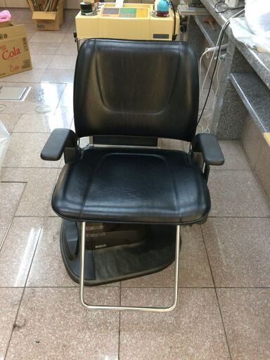 美容室用電動椅子、2台　※店主が高齢の為、美容室を閉めました。