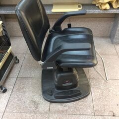 美容室用電動椅子、2台　※店主が高齢の為、美容室を閉めました。