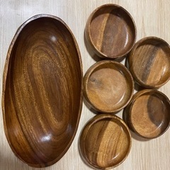 木製のサラダボウルと皿、ふるい